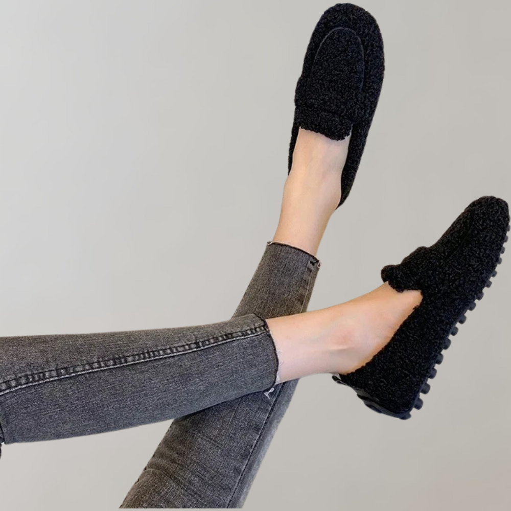 Elyn Women's Slippers | Plush Comfort & Vintage Style 3